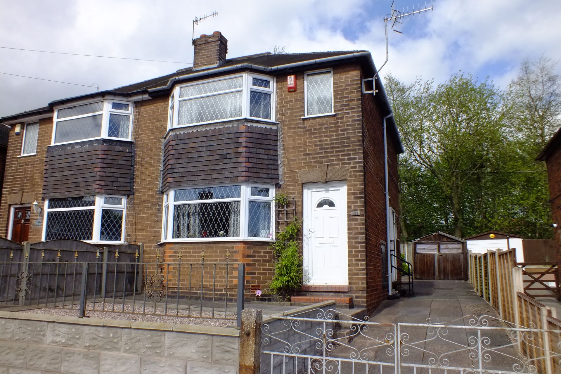 122 Clanway Street, Tunstall, Stoke-on-Trent, Staffordshire, ST6 5UJ
 
Three bedrooms
One