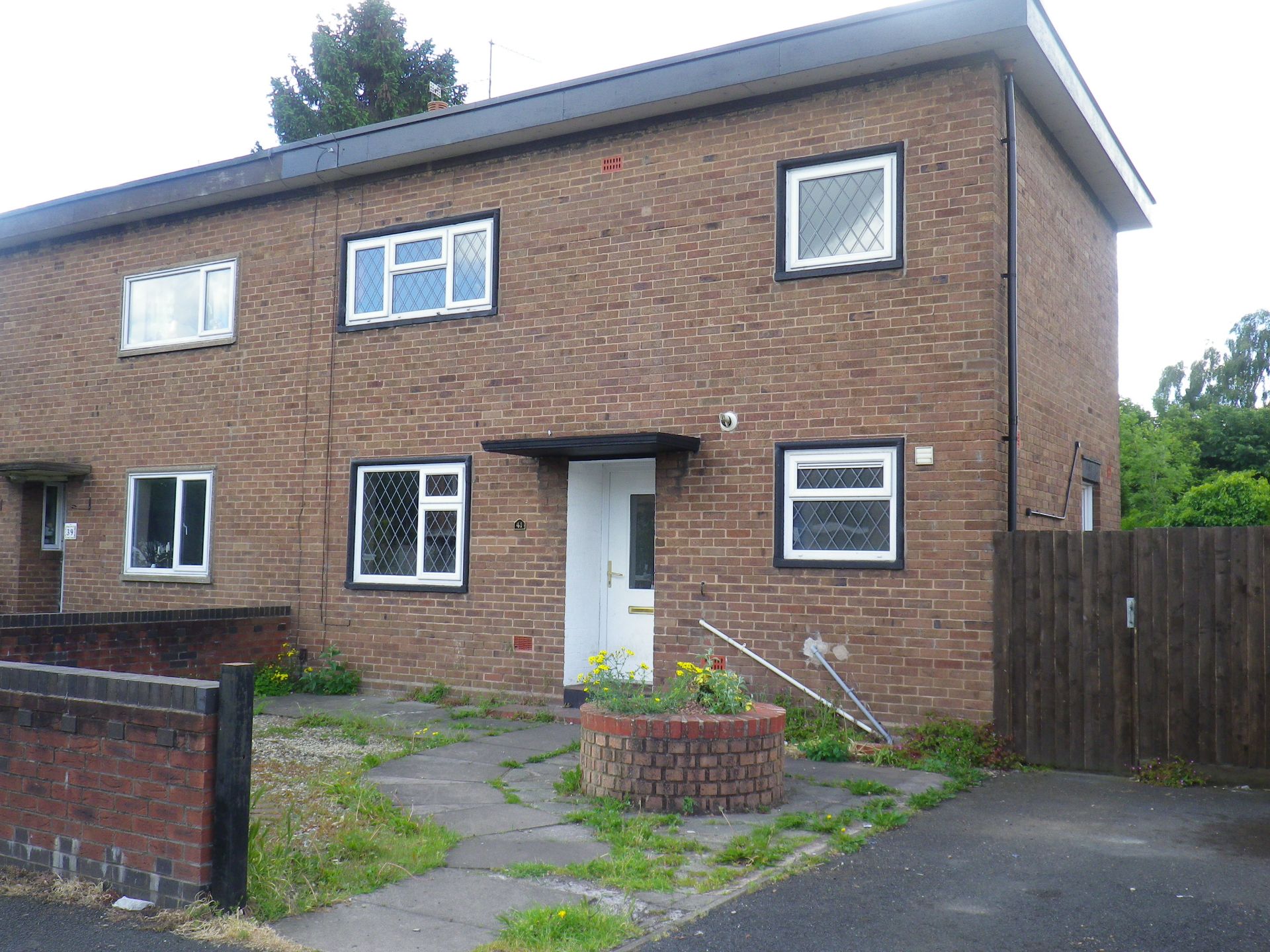 41 James Way, Donnington, Telford, Shropshire, TF2 8AX
 
Semi-detached house
Three bedrooms
In