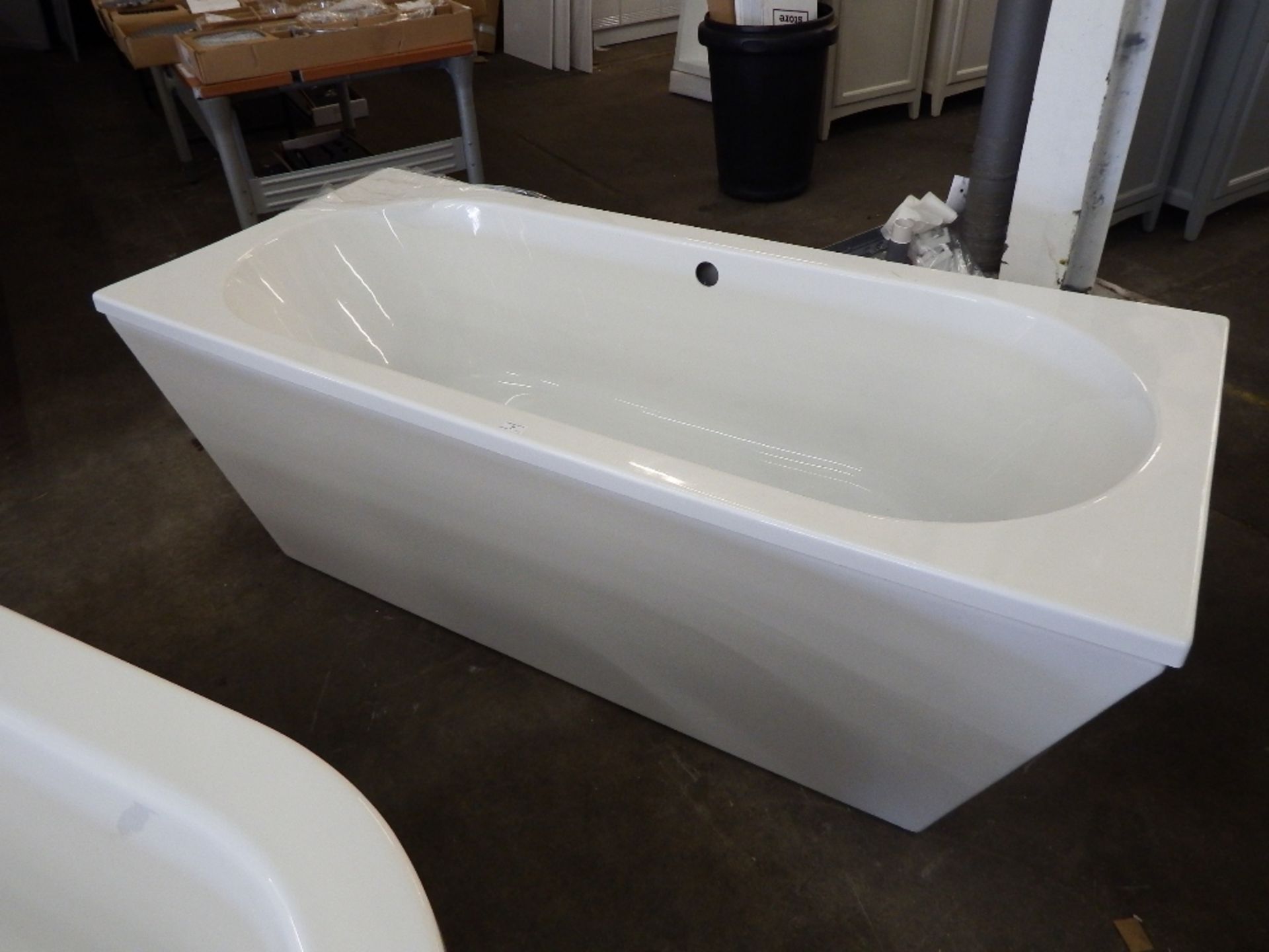 1800x800 large free-standing, double-ended bath RRP £1400