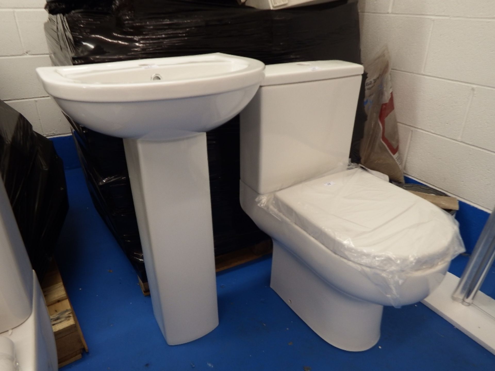 Modern close coupled toilet toilet, basin & pedestal
