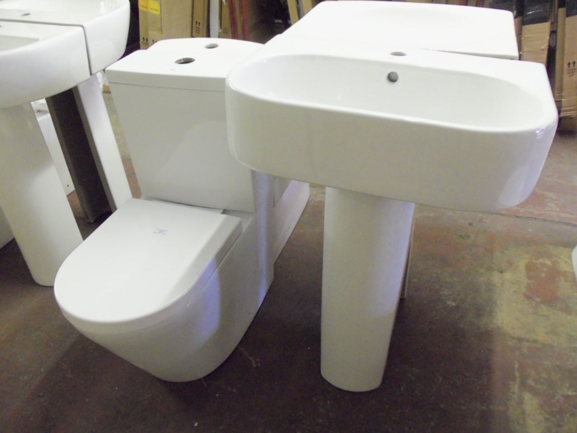 Modern dual flush toilet & basin with soft close seat (damaged cistern)