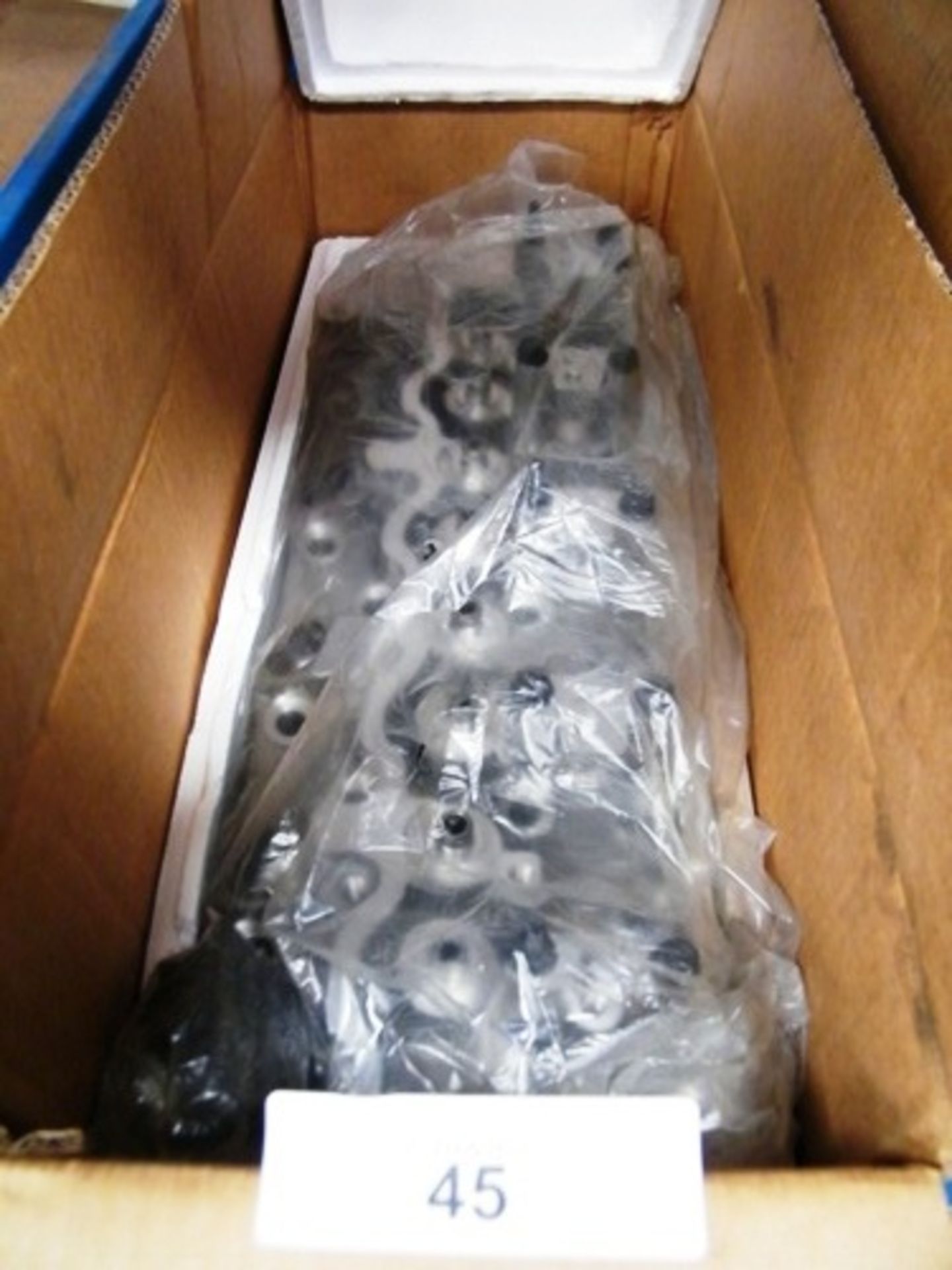 A cylinder head, item no. 908513 - Appears new, box open