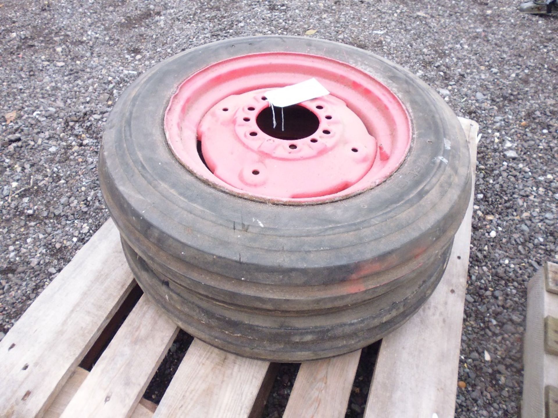 Front wheel and tyre for Massey Ferguson 135 and one tyre