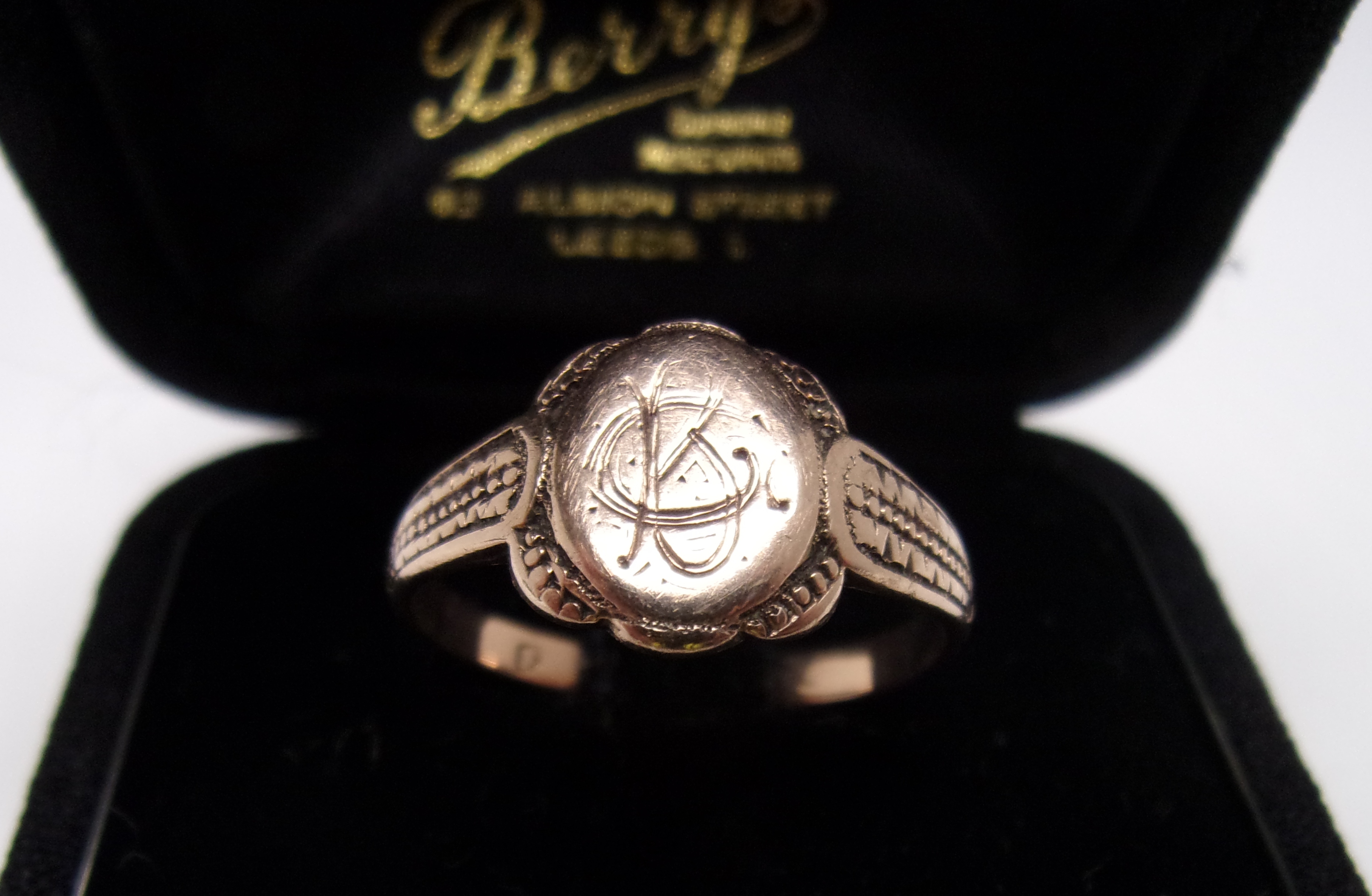 Three 9ct gold signet rings [10.3g] and - Image 3 of 3