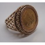 A 9ct gold ring with pierced lattice sid