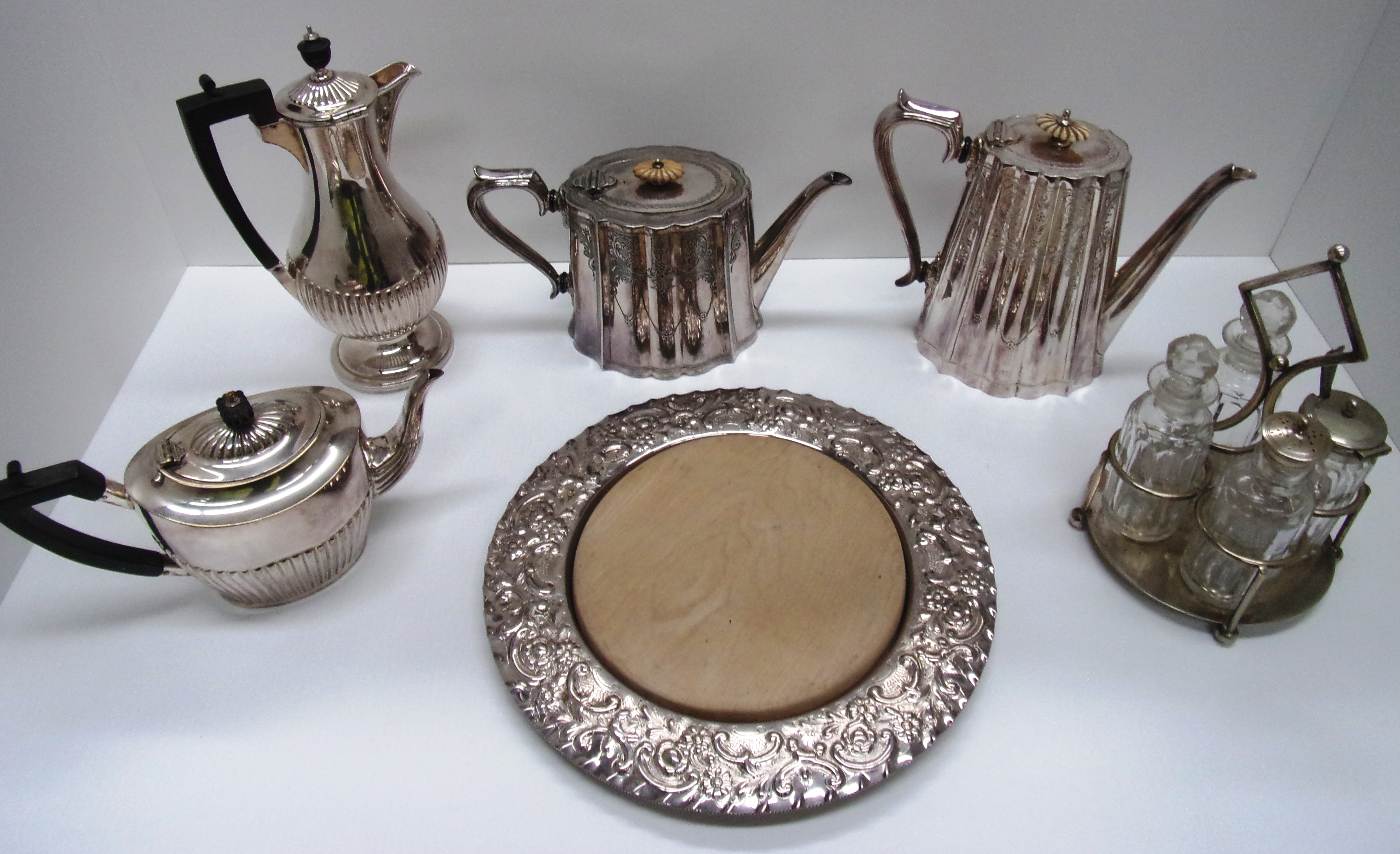 A plated teapot and hot water jug with e