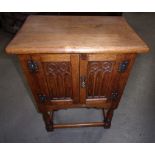 Small oak 2 door side cabinet