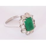 Ladies ring marked 750 with centre emerald (approximately 2.