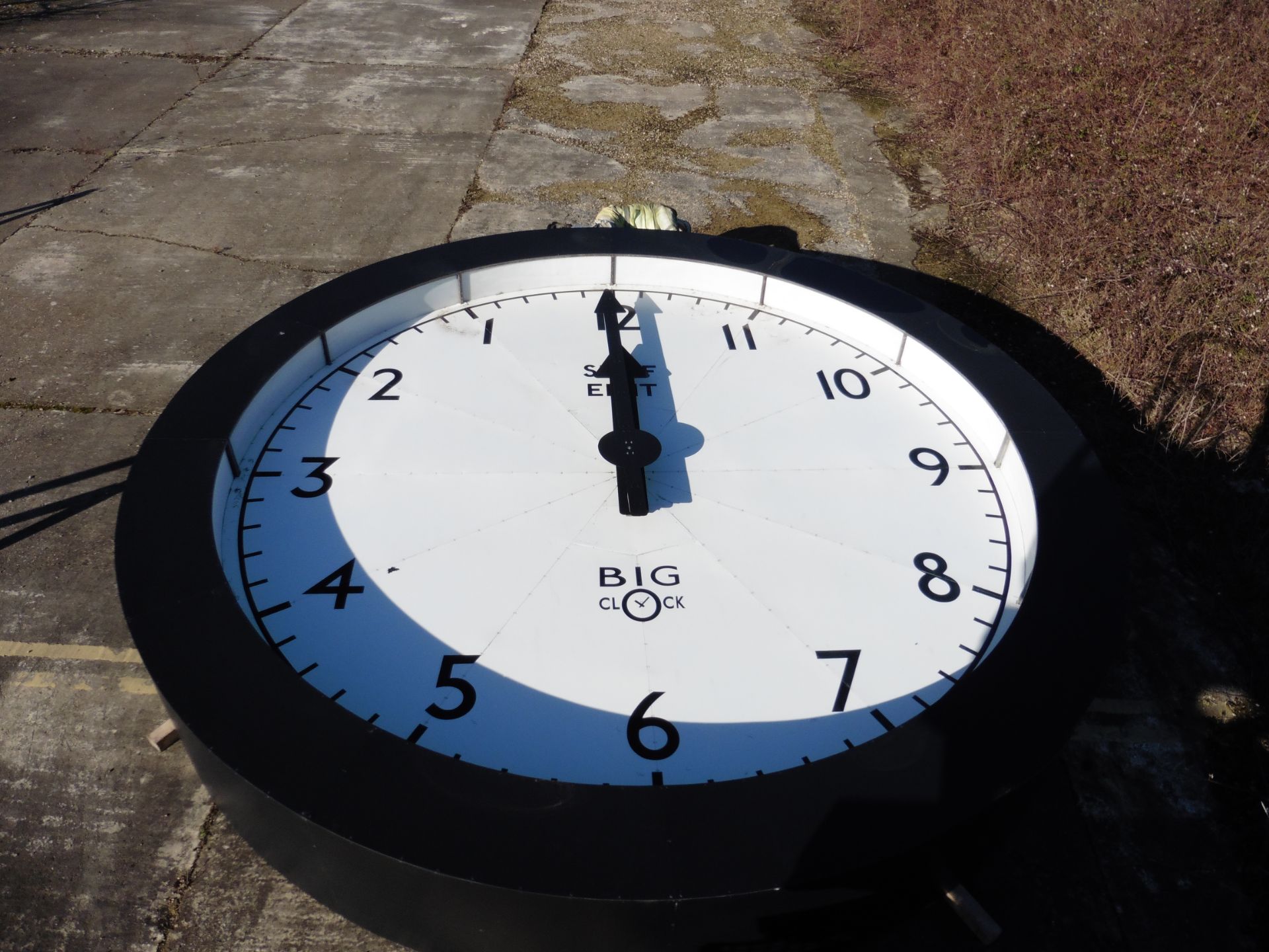 Large backwards clock with life-size man - Image 4 of 11