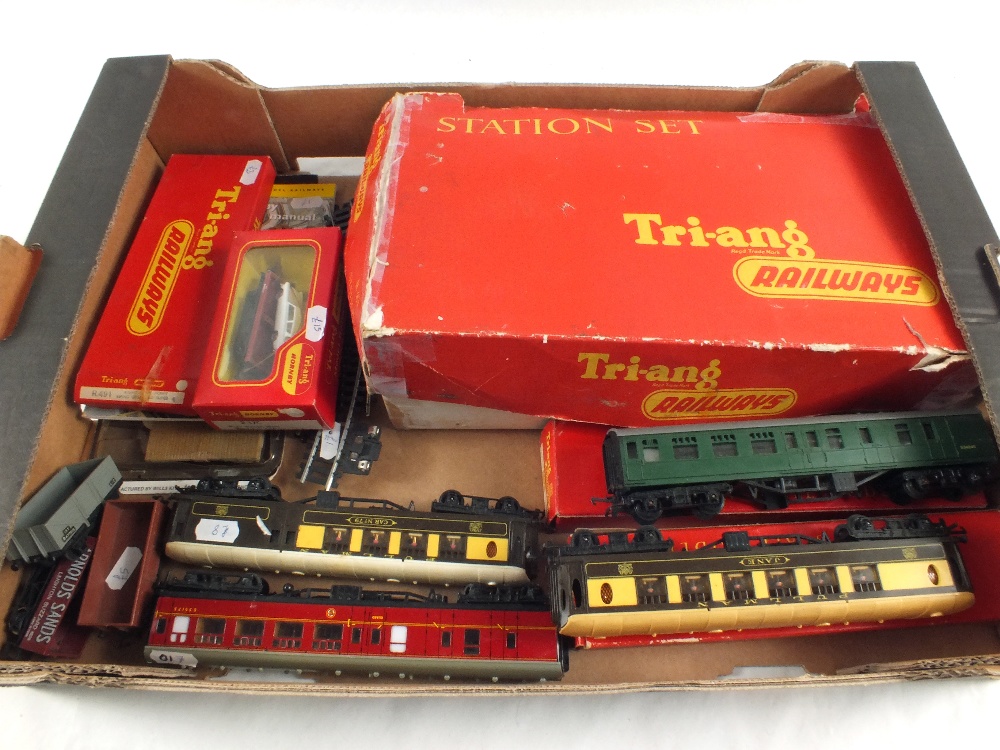 An early boxed Triang station set, a boxed Hornby R17C,