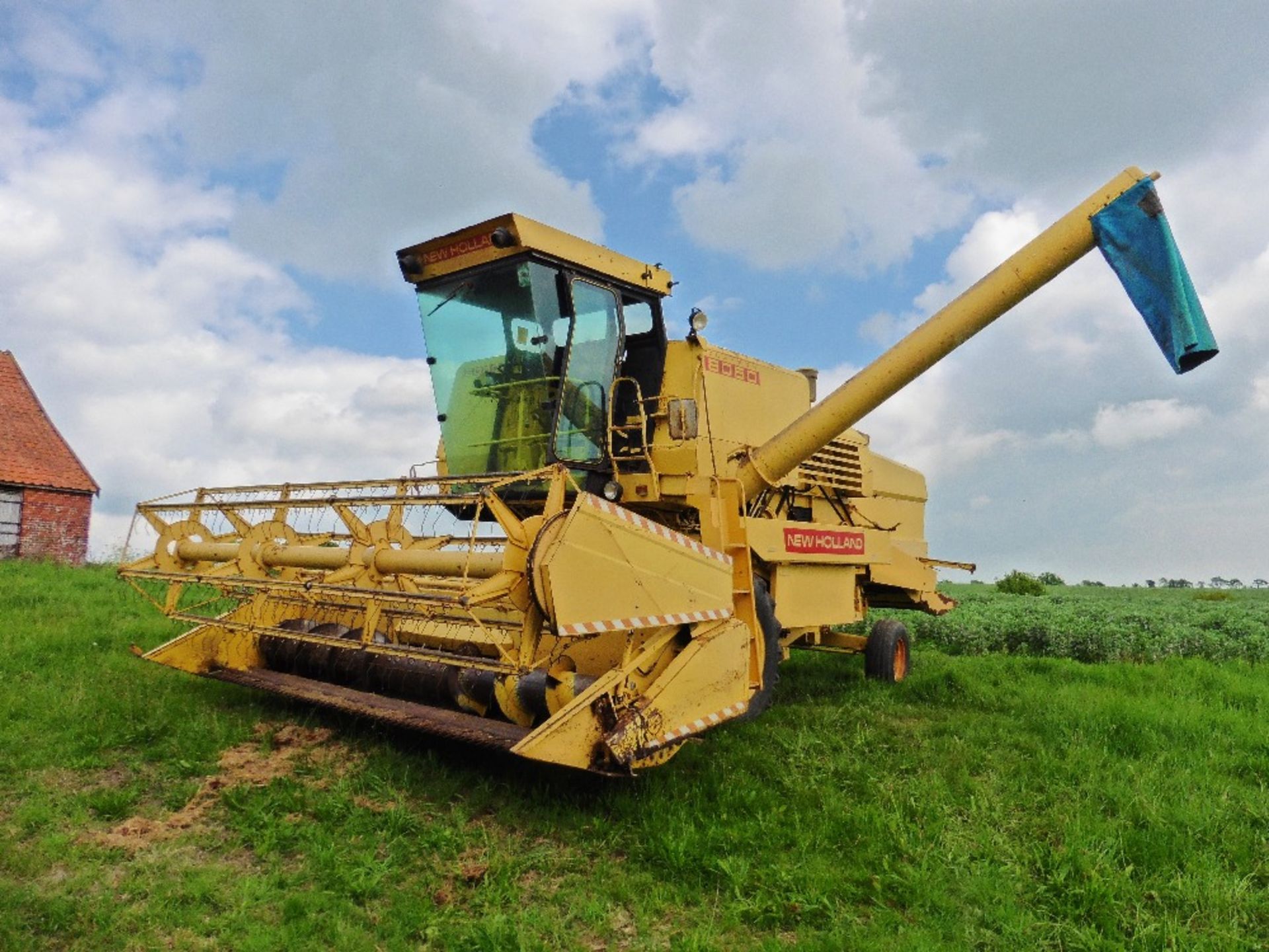 New Holland 8060 Combine Harvester, HGV 313V, 15ft header, straw chopper, - Image 10 of 12