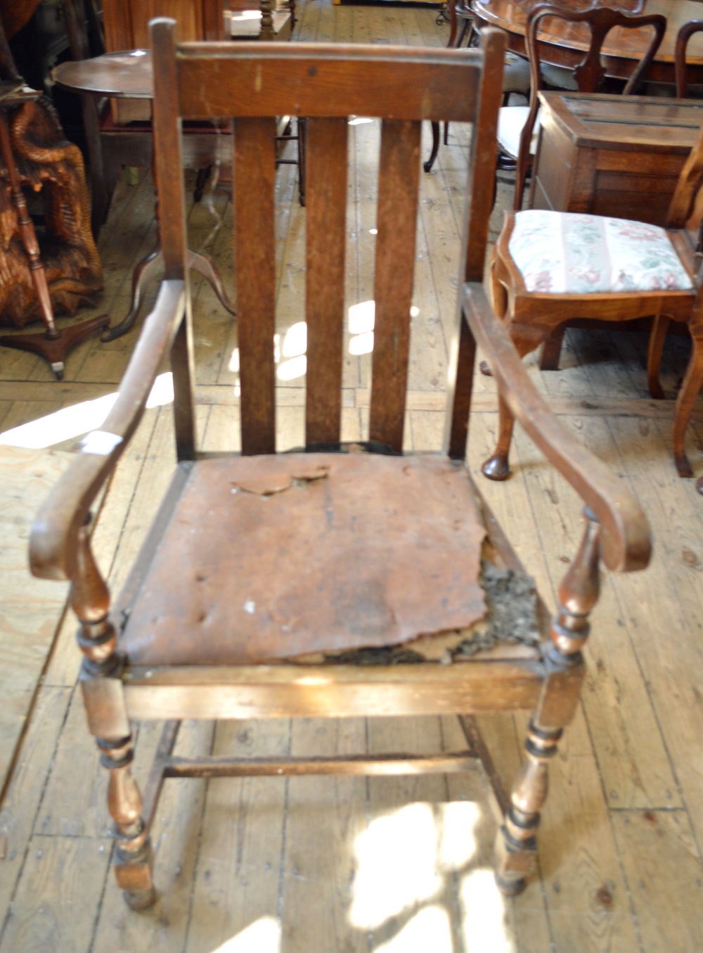 A leather armchair and a pair of Oak armchairs - Image 3 of 3