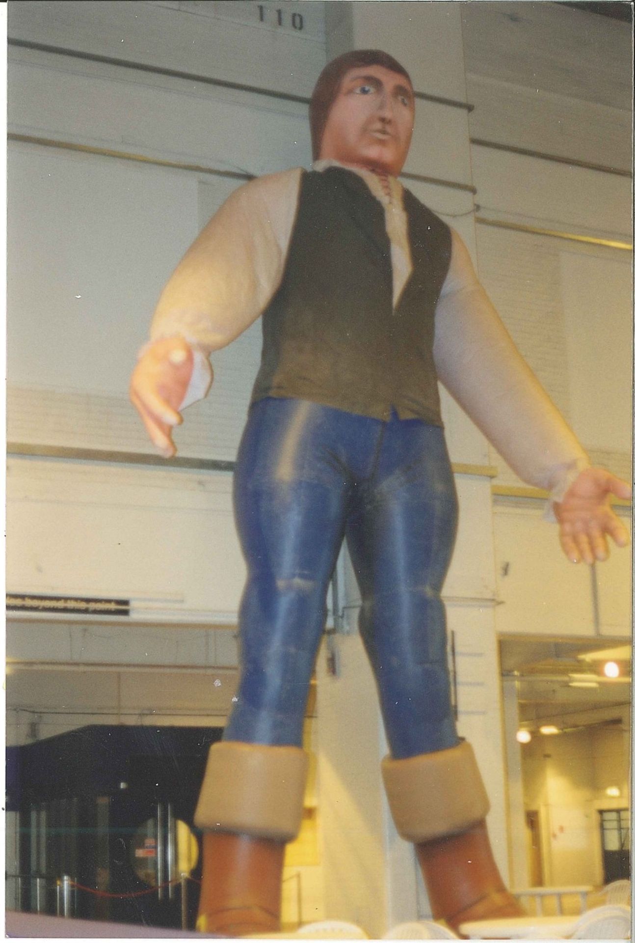 Gulliver

25' tall, wearing shirt waistcoat and boots. Comes with fan. - Image 3 of 3