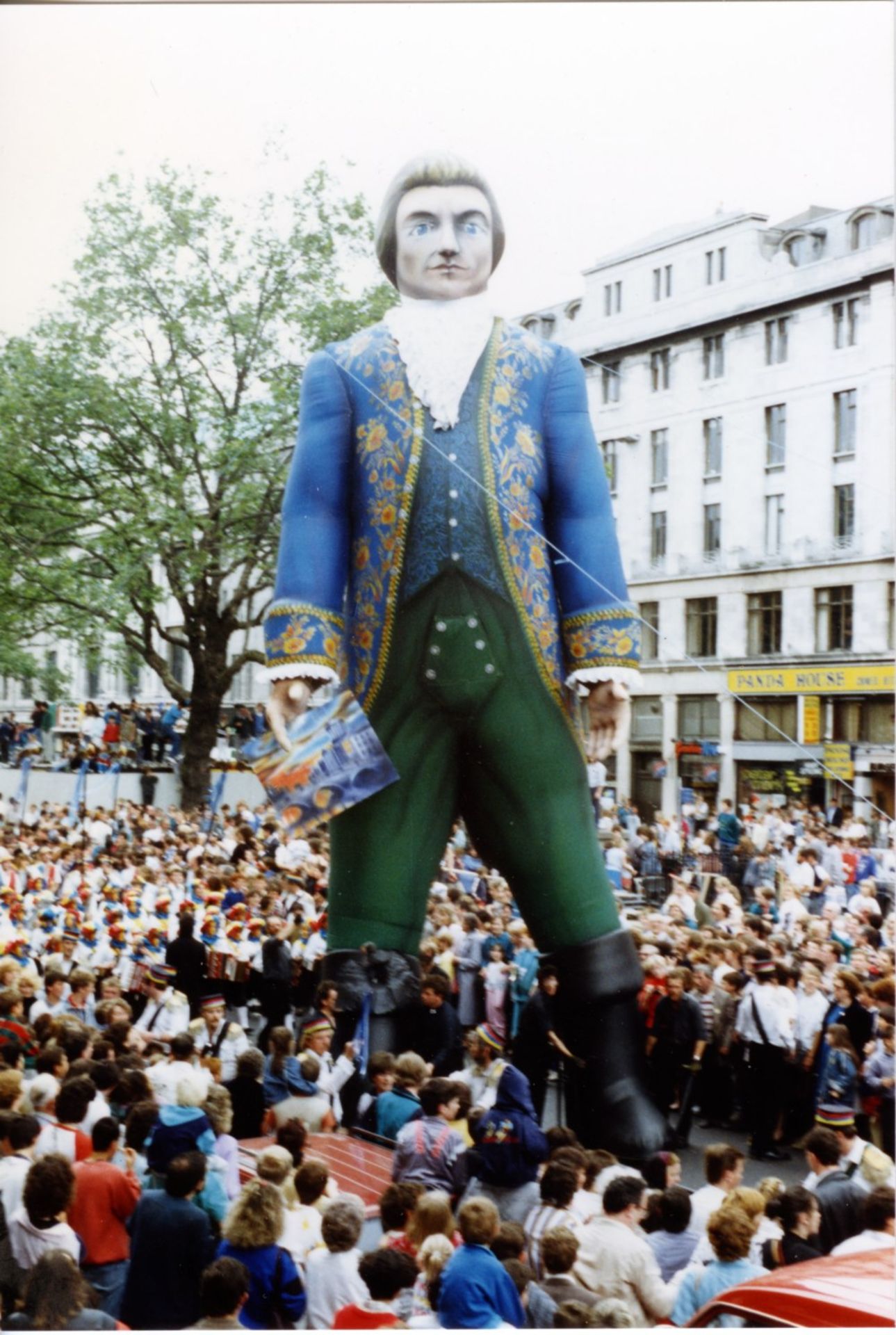 Gulliver

25' tall, wearing shirt waistcoat and boots. Comes with fan. - Image 2 of 3