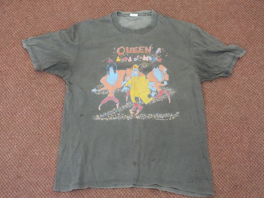 Two Grey Queen The Magic Tour T-Shirts

Size L

Note: With some damage and holes