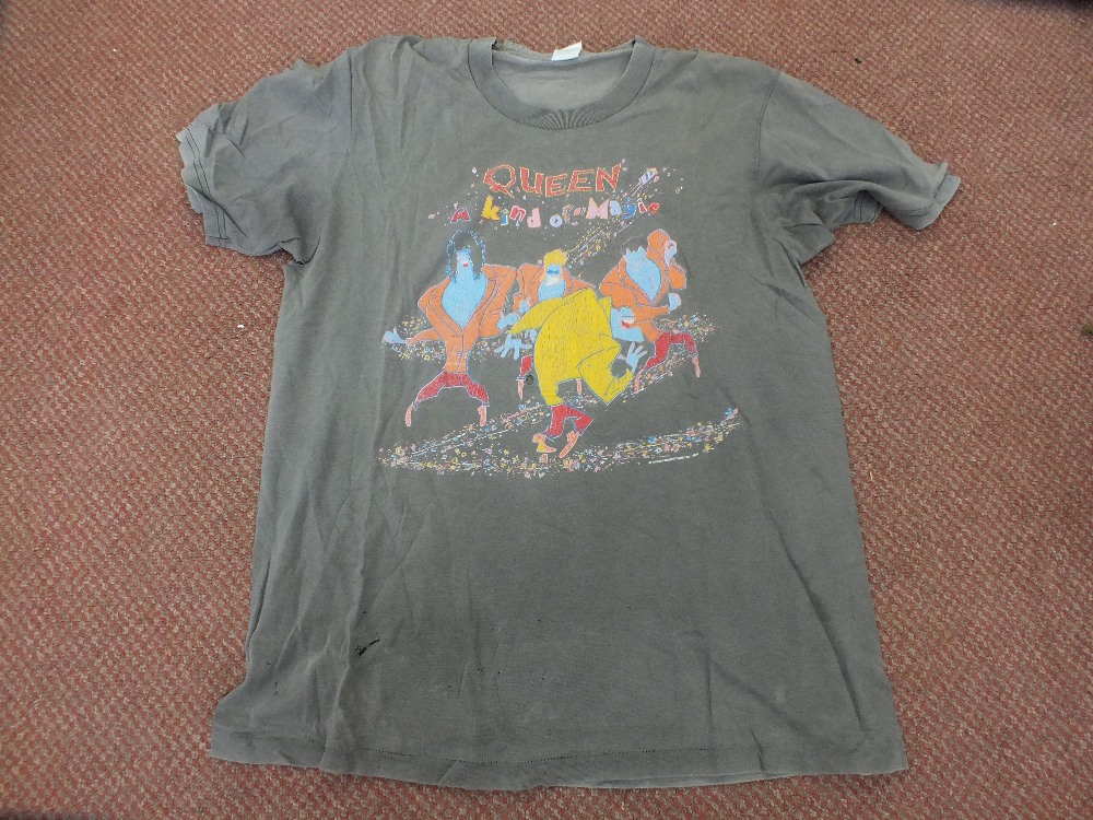 Two Grey Queen The Magic Tour T-Shirts

Size L

Note: With some damage and holes - Image 3 of 4