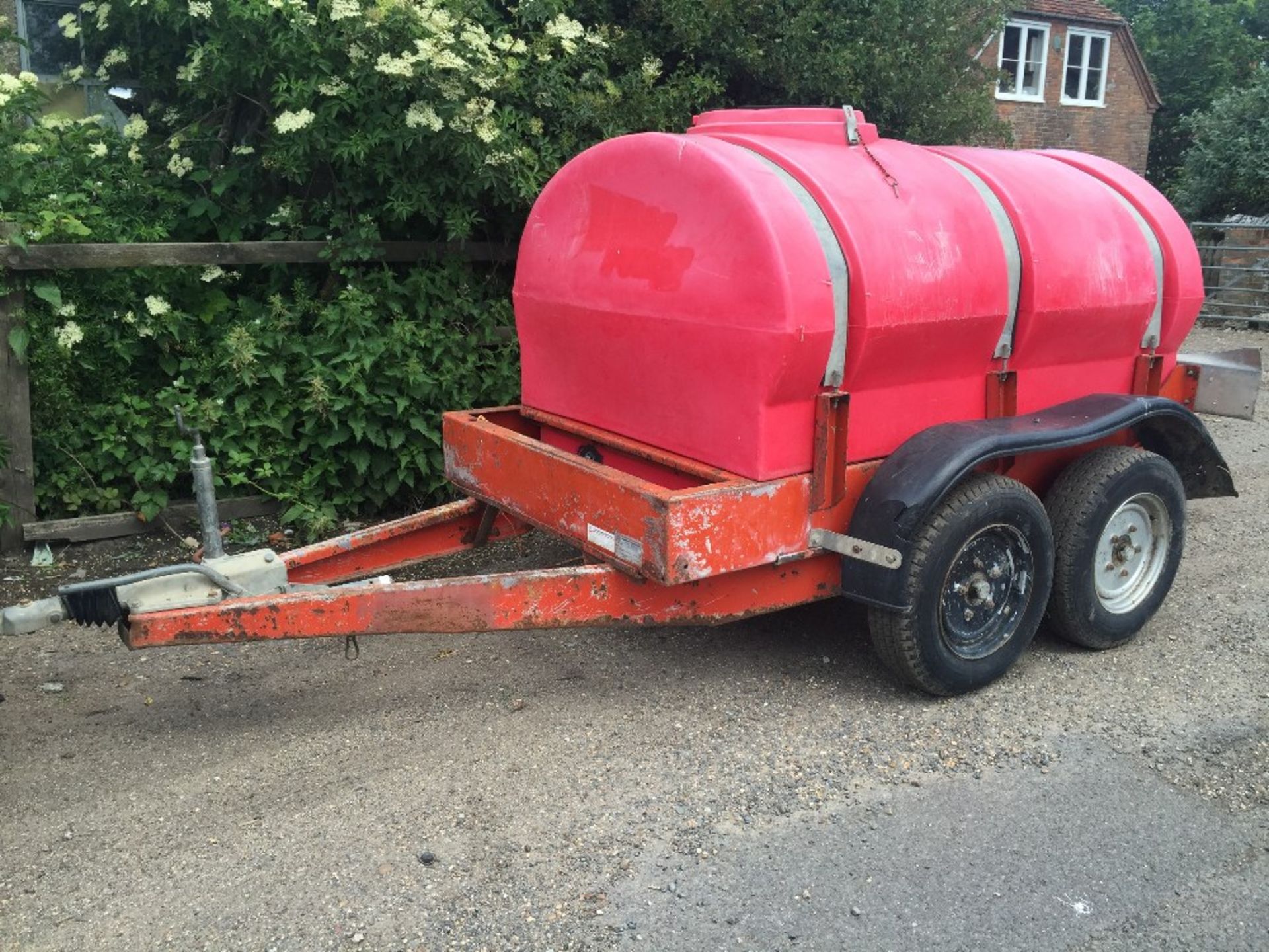 Twin axle water bowser fast tow. 

Stored near Reading.

NO VAT ON THIS ITEM.