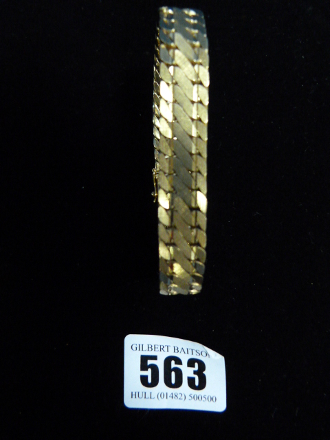 Lady's 18ct Gold Bracelet Weighing Approximately 50gms - Image 2 of 2