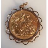 An Edward VII gold sovereign, dated 1908, in a shaped floral mount, 9.5g all in, 3cm wide.