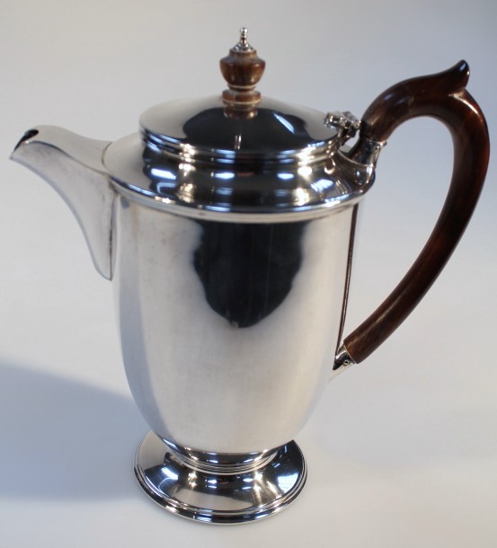 A George VI silver four piece tea service, by Robert Pringle & Sons, comprising coffee pot, 20cm - Image 3 of 5