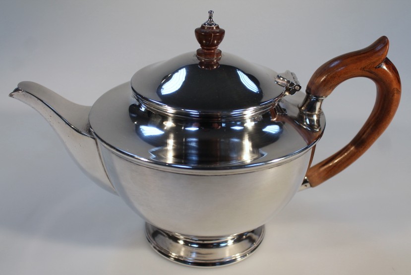 A George VI silver four piece tea service, by Robert Pringle & Sons, comprising coffee pot, 20cm - Image 4 of 5