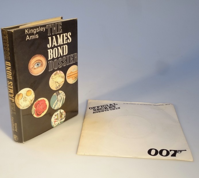 (Amis Kingsley). The James Bond Dossier, Jonathan Cape Publishing 1965, 159 pages with dust jacket