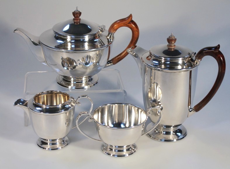 A George VI silver four piece tea service, by Robert Pringle & Sons, comprising coffee pot, 20cm