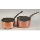 A graduated pair of 19thC copper pans, each with an iron handle with loop, the largest 22cm