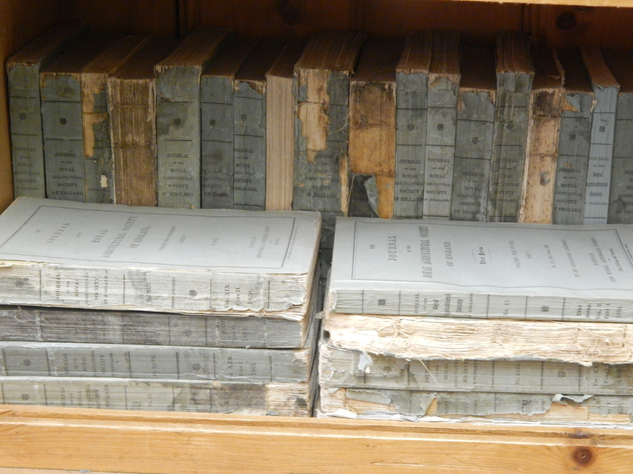 A quantity of books, to include various copies of The Royal Agricultural Society Journal, some bound - Image 2 of 4