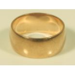 A thick 9ct gold wedding band, 9.2g