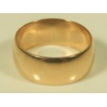 A thick 9ct gold wedding band, 8.6g.