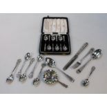 Various Victorian and later silver flatware, to include a cased set of six teaspoons, 10cm high,