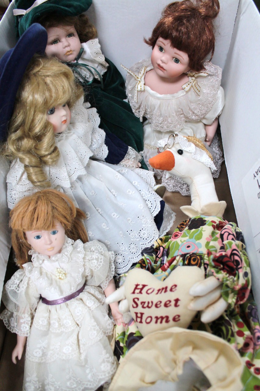Various modern collectors dolls, to include girl with long brown hair in lace style dress, 30cm