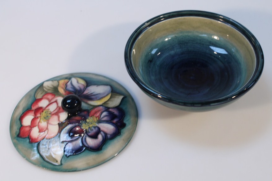 A mid-20thC Moorcroft Clematis pattern powder bowl and cover, on green ground, blue highlighted - Image 2 of 3