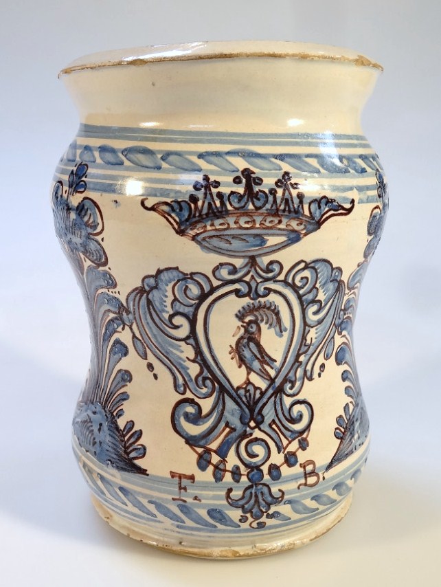 An 18thC Italian tin glazed Maiolica albarello, on inverted circular body decorated with a crest