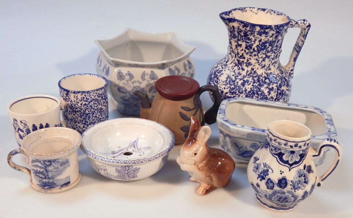 Various 19thC and later pottery and wares, to include a blue and white sponge ware jug, 19cm high,