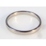 A plain platinum wedding band, size M, 2.8g.