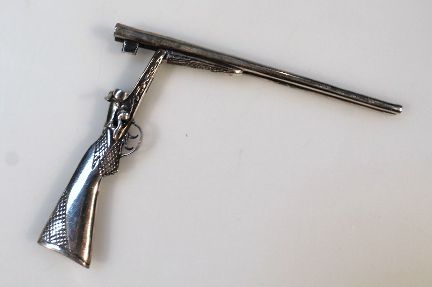 A set of four 20thC miniature guns, to include rifles, each with articulated action, realistically - Image 4 of 6