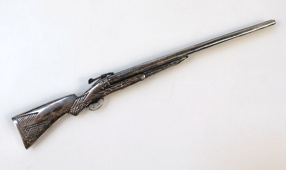 A set of four 20thC miniature guns, to include rifles, each with articulated action, realistically - Image 5 of 6