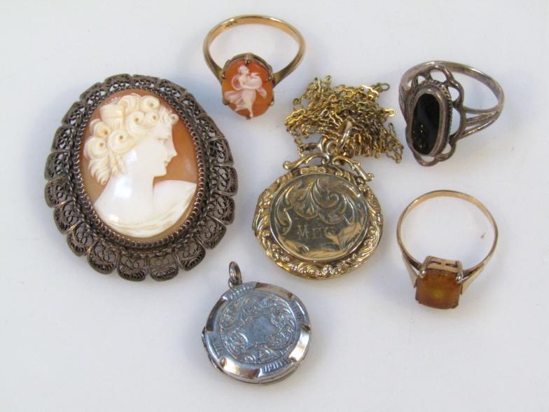 Various jewellery, to include a cameo ring on yellow metal shanks, size N-O, amber claw set dress