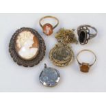 Various jewellery, to include a cameo ring on yellow metal shanks, size N-O, amber claw set dress