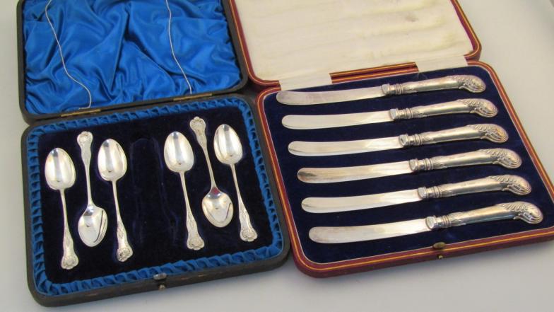 A cased set of six George V silver and plated butter knives, by Mosley & Co. with shell capped gun