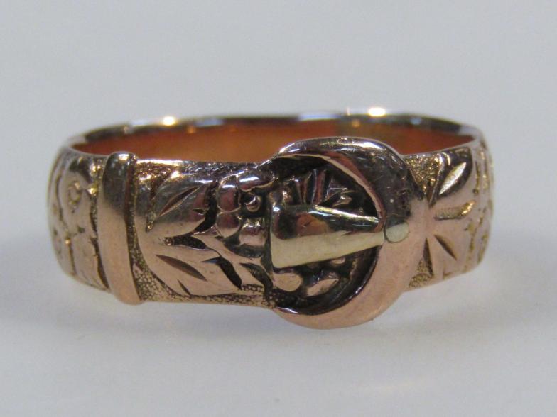 A 9ct gold buckle ring, with a shaped circular outline, size Q, 3.8g.