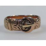 A 9ct gold buckle ring, with a shaped circular outline, size Q, 3.8g.