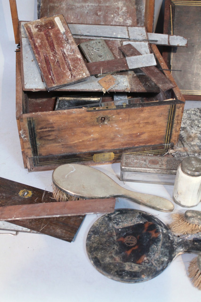 Various part dressing table set, silver brushes, vanity cases, etc. (a quantity, various dimensions, - Image 3 of 3