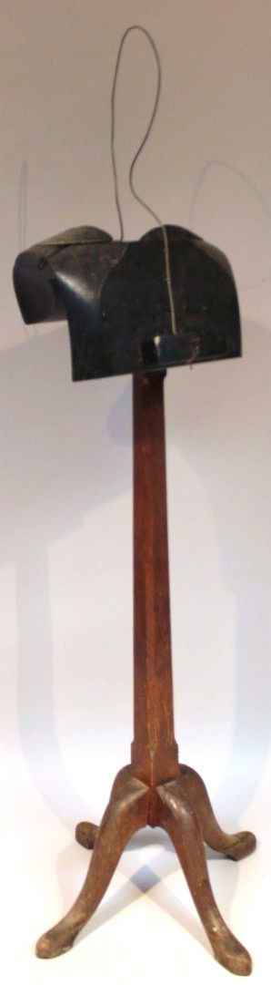 An early 20thC oak armour stand, the twist metal top raised above an ebonised pommel on a square