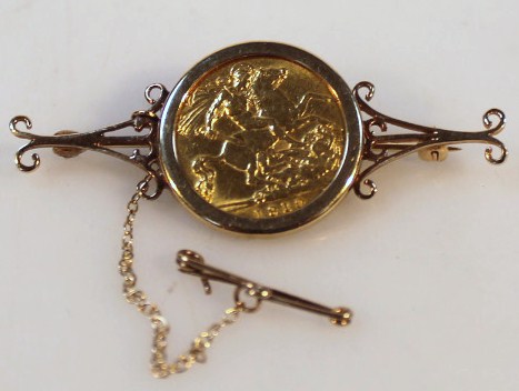 An Edward VII gold half sovereign, in a 9ct gold brooch mount with pin back and slender chain, 4.5cm