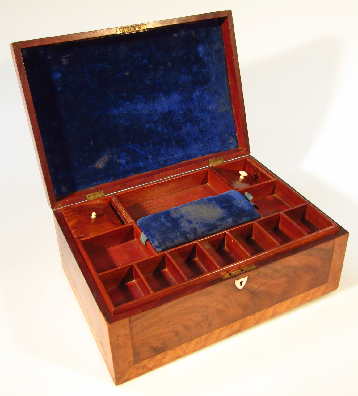 A 20thC mahogany and satinwood jewellery casket, the rectangular lid centred with a mother of - Image 3 of 3