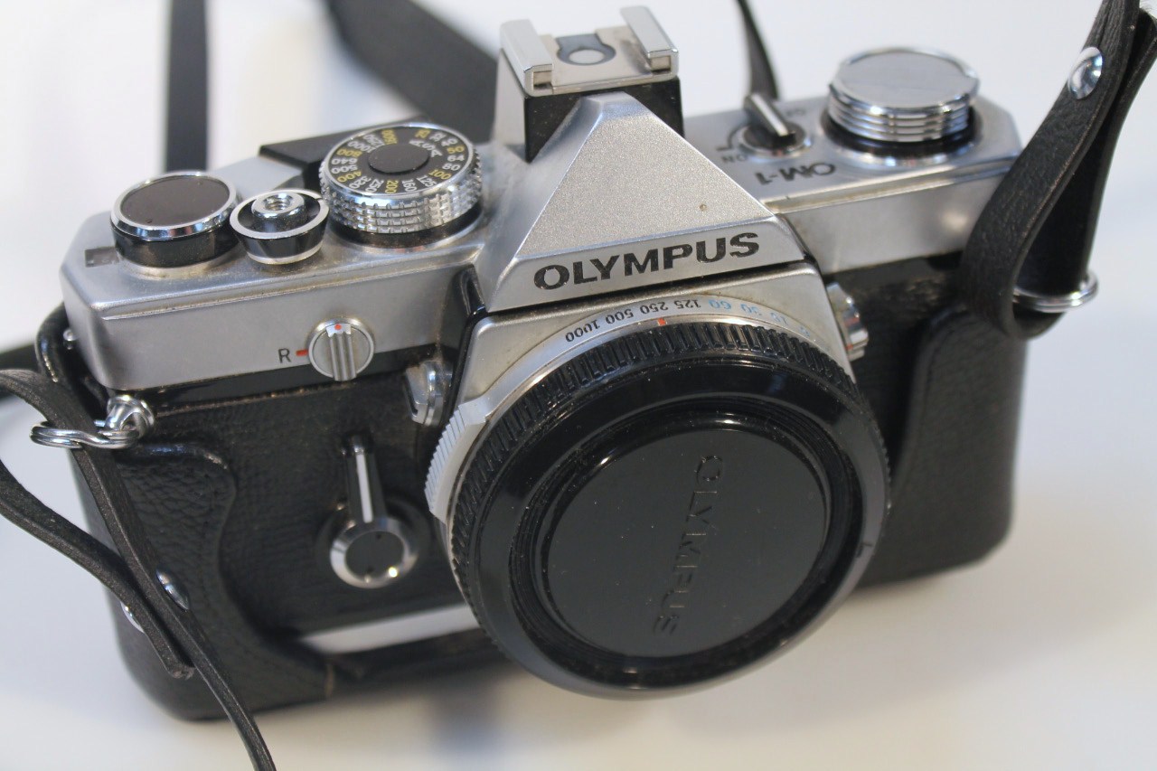An Olympus OM1 single lens reflex camera, with Olympus Zuiko 50mm lens, Olympus Zuiko 28mm lens, - Image 2 of 3