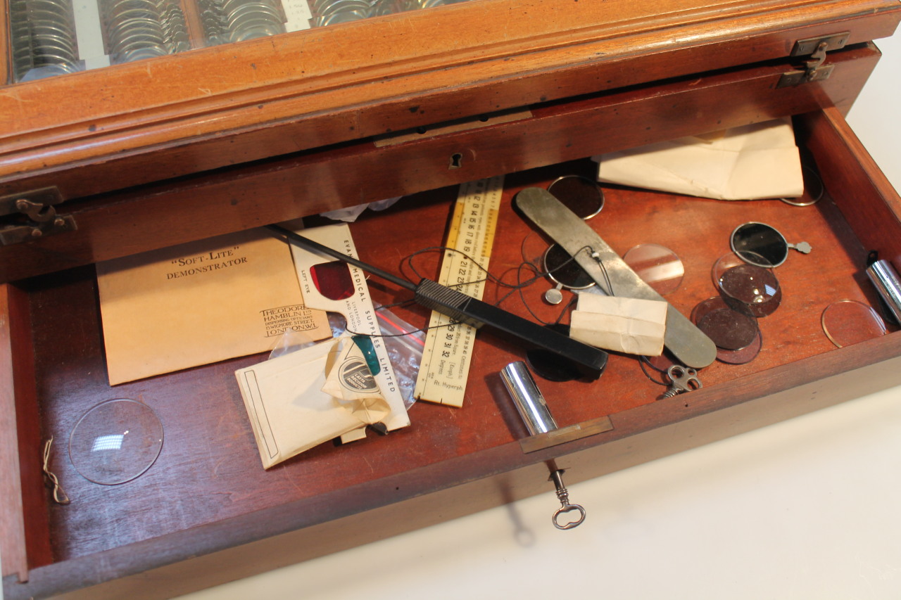 An early 20thC mahogany opticians tester lens set, the rectangular box with a bevelled glass door, - Image 3 of 3